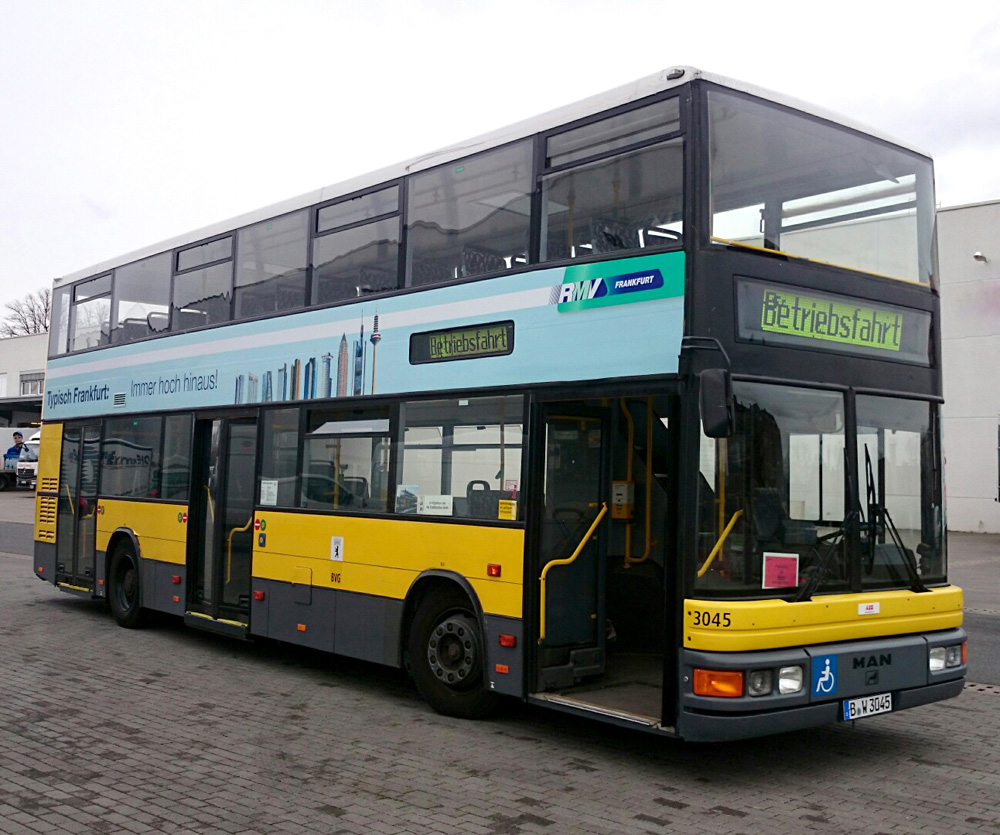 Der Berliner Doppeldecker beklebt mit Werbung für den Testeinsatz in Frankfurt. Foto: traffiQ